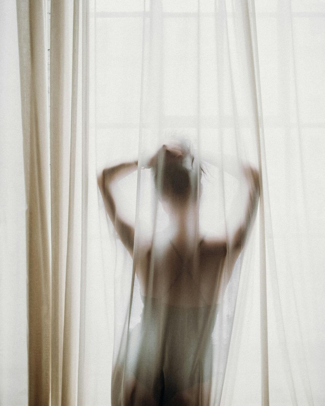Silhouette féminine derrière un voile — Chi Nei Tsang, massage du ventre à Paris