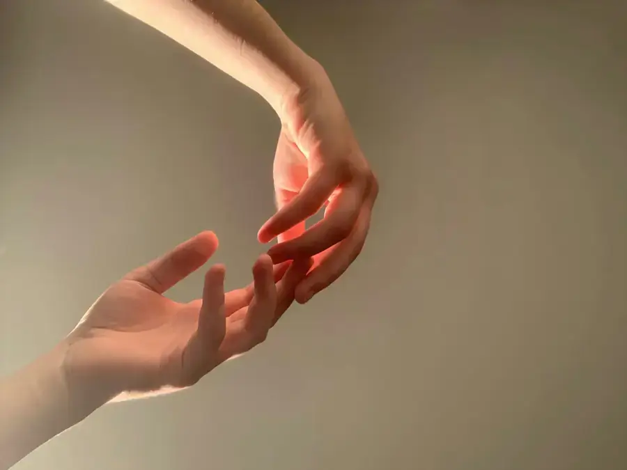 Deux mains qui se rejoignent, soins manuels à Paris 9 et 11